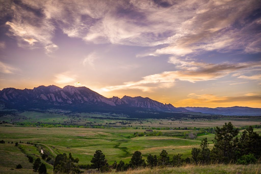 Bathing in the Brilliance of Boulder's Autumn Sunsets: A Visual Journey